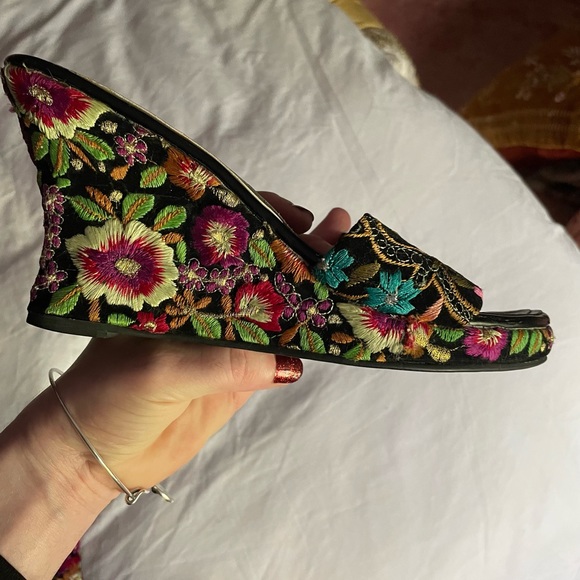 Embroidered wedge heels open toe shoes - Picture 7 of 8